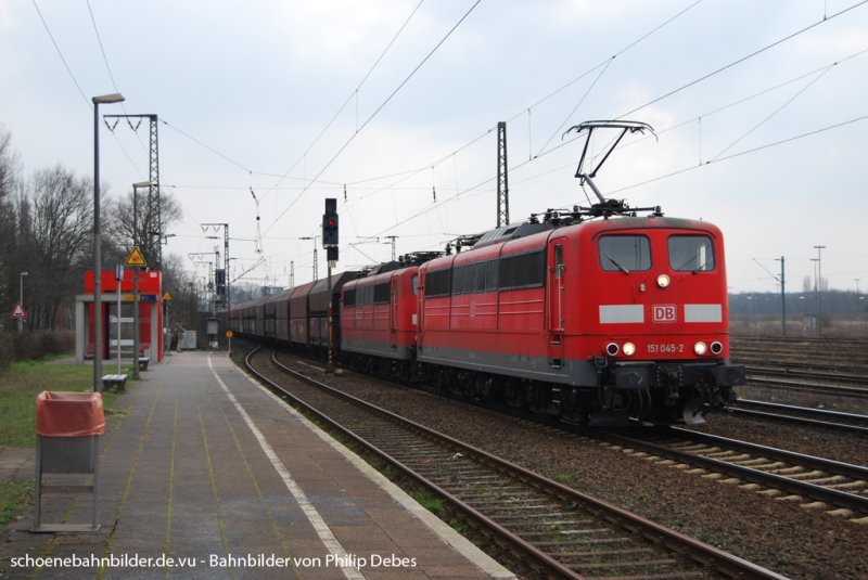 151 045-2 fhrt am 17. Mrz 2009 mit GZ durch Duisburg Bissingheim