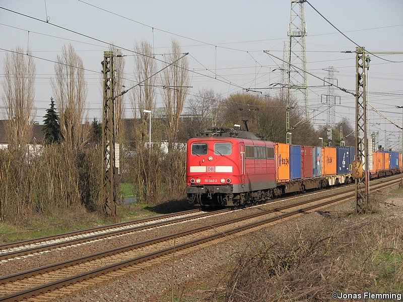 151 045 bringt einen Containerzug von Lehrte aus, in Richtung Hannover. 