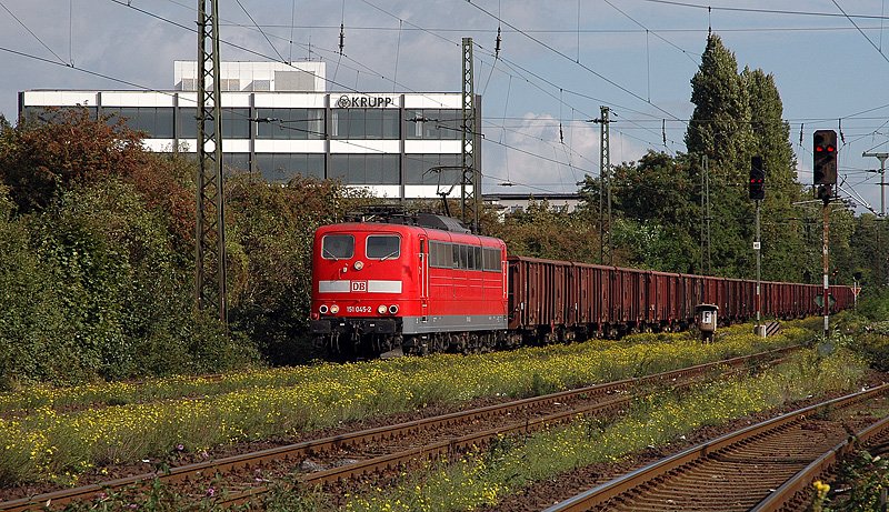151 045 rauscht am ehemaligen Verwaltungsgebude von Krupp in Rheinhausen vorbei. 02.10.2004