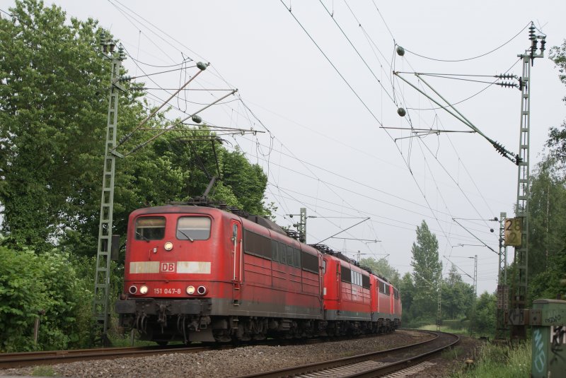 151 047-8 + 151 135-1 + 140 xxx-x + 140 815-2 + 140 765-9 als Lokzug am Km 28,190 am 30.05.2008