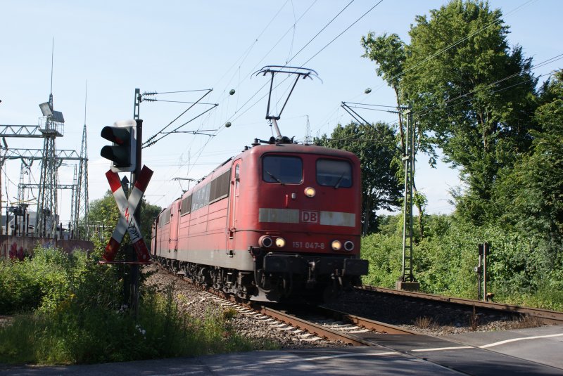151 047-8 + 151 xxx-x mit Kohlezug am 26.06.2008 in Dsseldorf