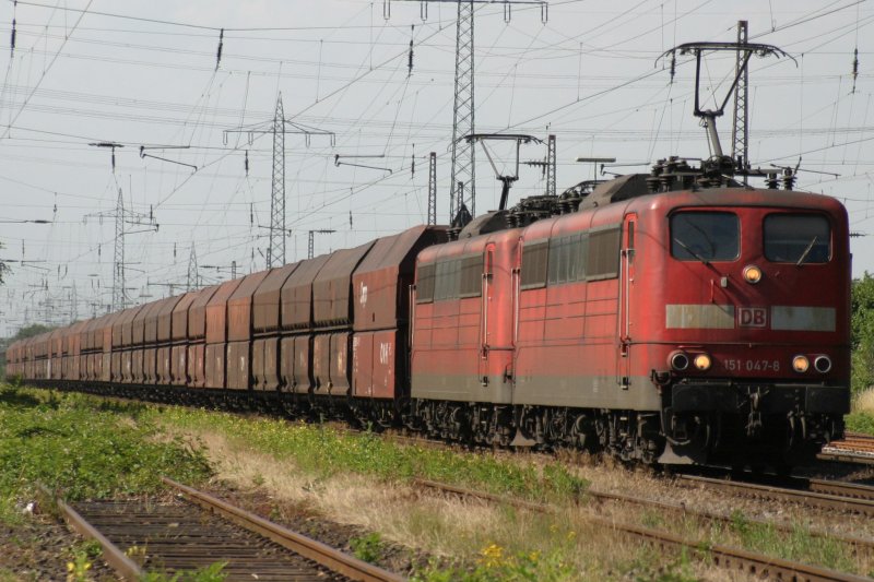 151 047-8 mit einer Schwester Lok und einem langen Kohle Zug in Ratingen-Lintorf