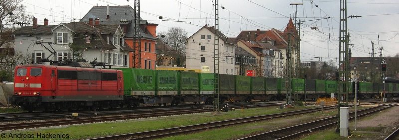 151 048-6 kommt mit einem HAngartner aus Richtung Freiburg in den Einfahrbereich des Gbf in Offenburg gefahren aufgenohmen von Gleis7 des Pbf 20.3.08