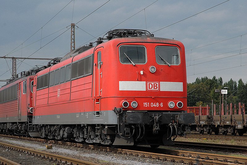 151 048 steht in Duisburg Ruhrort. 30.09.2007