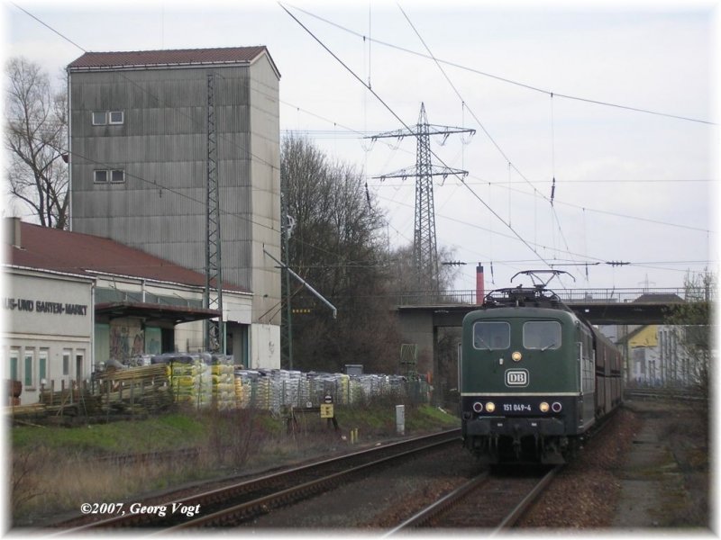 151 049-4 durchfhrt am 09.03.07 mit CS 60468 den Bahnhof Mhlacker.