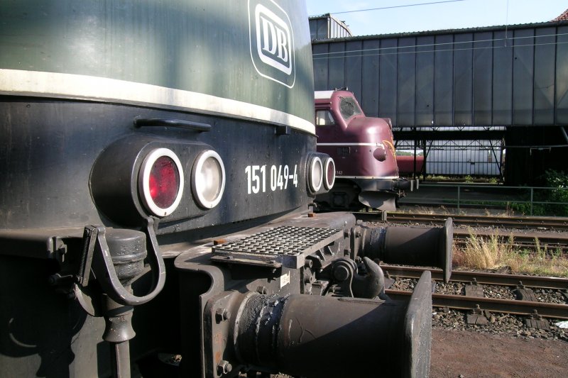 151 049-4 prsentiert sich in schmuckem altgrn im Abendlicht vor Nohab MY 1143 (ex DSB) der Gleisbaufirma Eichholz am 23.09.2005 in Wanne-Eickel.