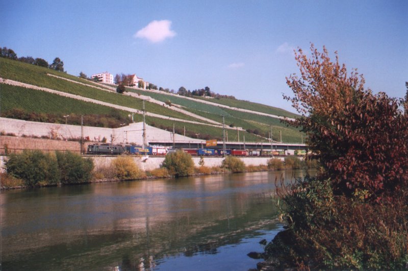 151-049 am Main bei Wrzburg.
An einem herrlichen Herbsttag am 
18.Oktober 2006. 