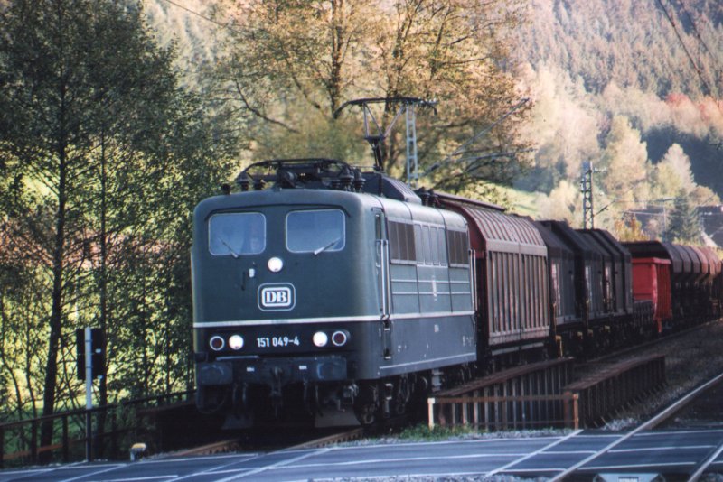 151-049 auf der Schwarzwaldbahn(KBS 720)am ehemaligen Haltepunkt Gutach. Aufnahmedatum: 26.Oktober 2006 