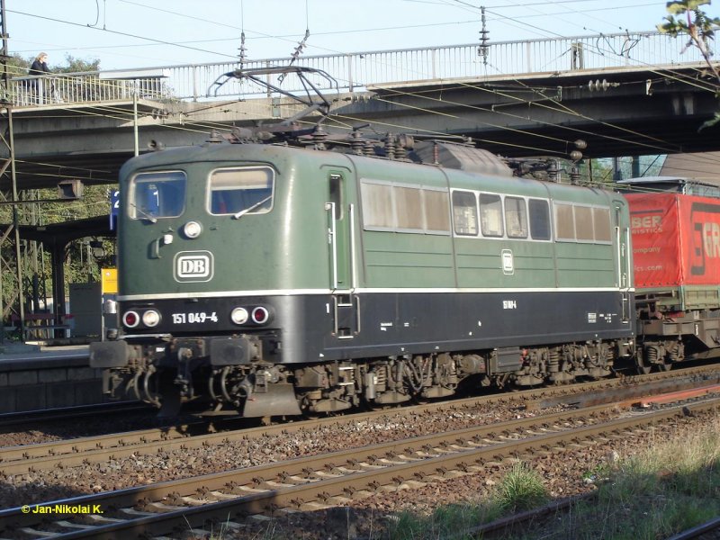 151 049 f�hrt am 17. oktober 2006 gegen 17Uhr durch den Bahnhof Mainz-Bischofsheim. Im Gep�ck hat sie einen Containerzug.