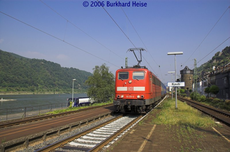 151 051 am 17.6.2006 mit einem Gterzug in Kaub