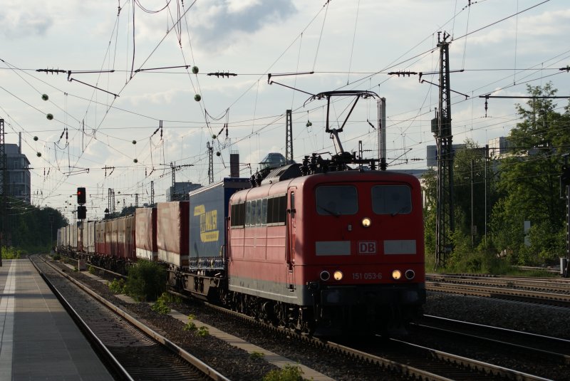 151 053-6 mit Containerzug in Mnchen Heimeranplatz am 30.05.09