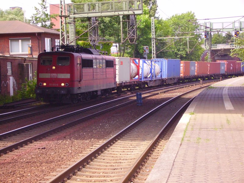 151 053-6 mit einem Containerzug durch Hamburg-Harburg. 01.07.07