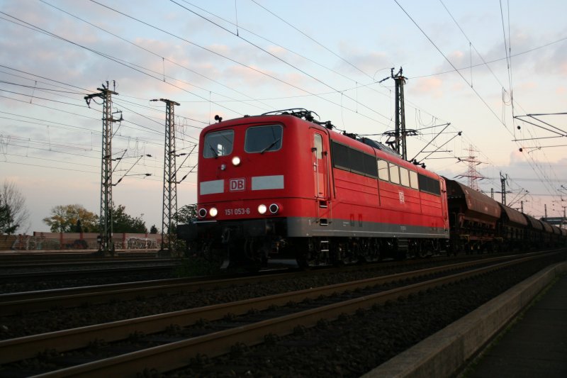 151 053-6 mit Kohlezug am 18.10.2008 auf den Sderelbebrcken in Hamburg.