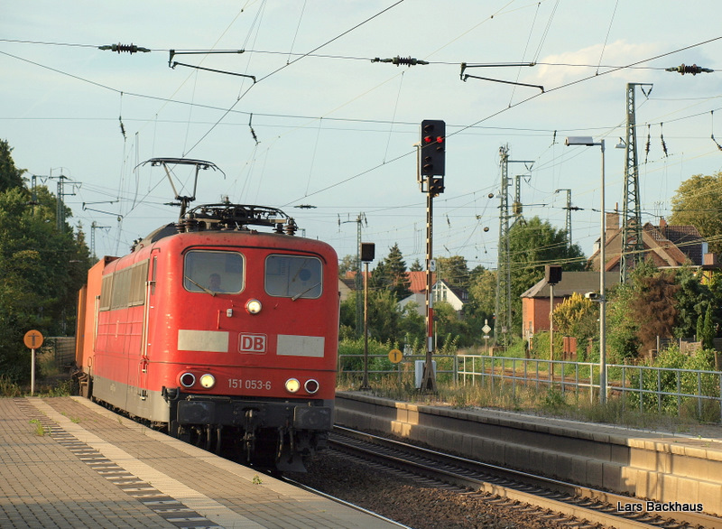 151 053-6 zieht einen Containerzug aus Hamburg-Waltershof durch Lneburg Richtung Hannover.