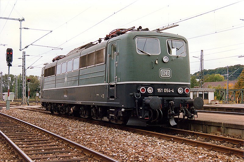 151 054 wartet in Gppingen auf den nchsten Einsatz. 10-1993