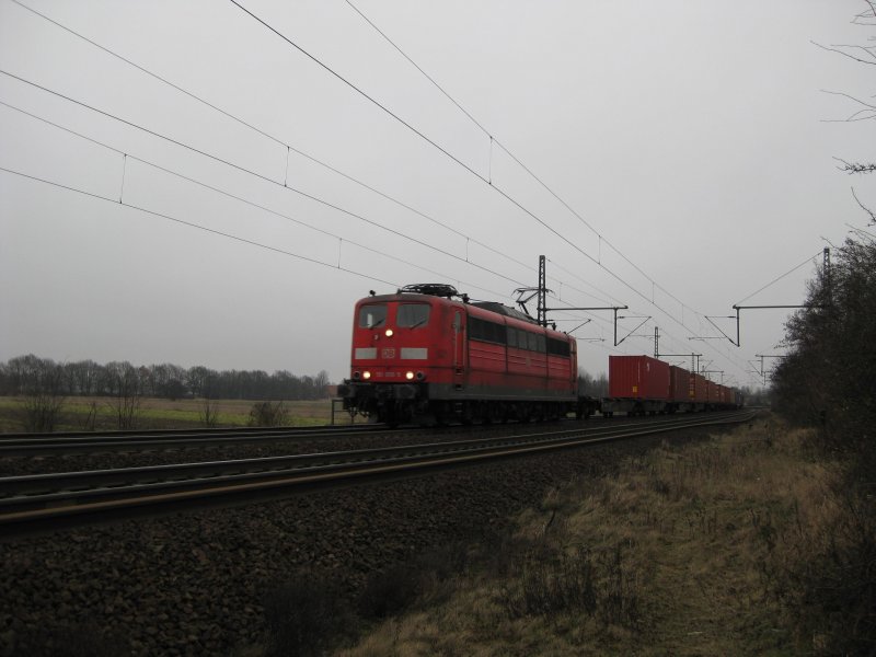151 058-5 fhrt am 31.01.09 mit einem Containerzug nach Hamburg den Bahnhof von Ashausen.