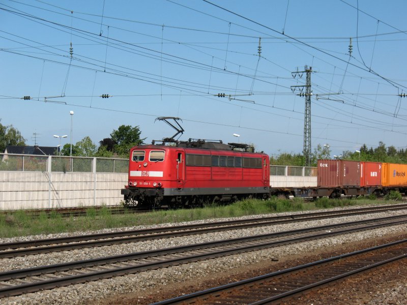 151 058-5 wartet auf eine berholung in Olching.Sie sit in richtung Augsburg unterwegs.
