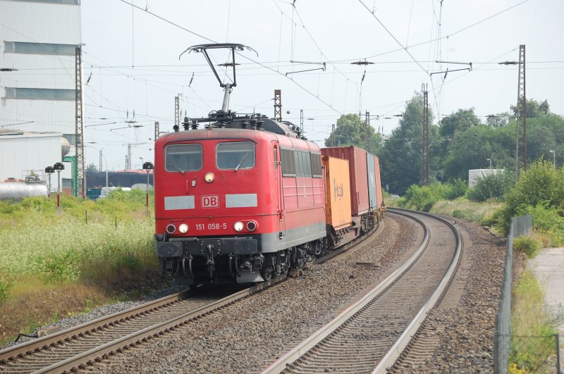 151 058 mit einem Containerzug am 1.7.2009 durch Nordstemmen -> Sden