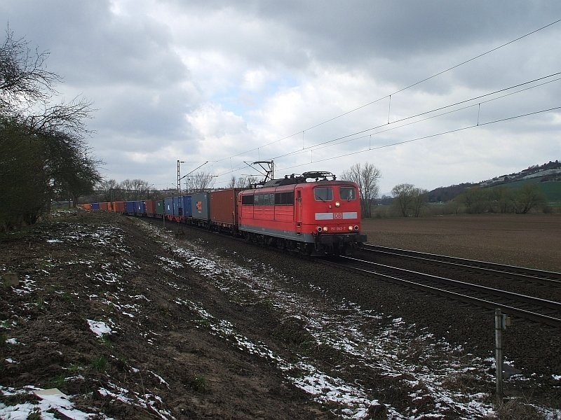 151 062 mit Containern am 26.03.2008 auf der KBS 350 zwischen Salzderhelden und Kreiensen