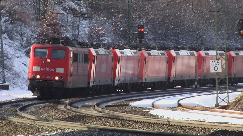 151 066-8 mit einem Lokzug bestehend aus 6x 185 bei Fulda am 14.02.09