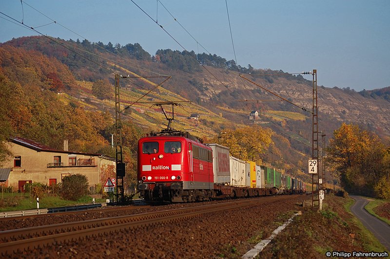 151 066 bringt am Nachmittag des 25.10.08 einen Containerzug durch das Maintal in Richtung Gemnden. Aufgenommen am Km 29,4 der KBS 800 in Hhe Gambach.