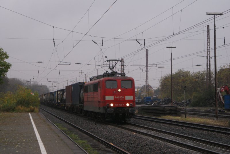 151 068-4 mit Containerzug in Hilden am 15.11.2008