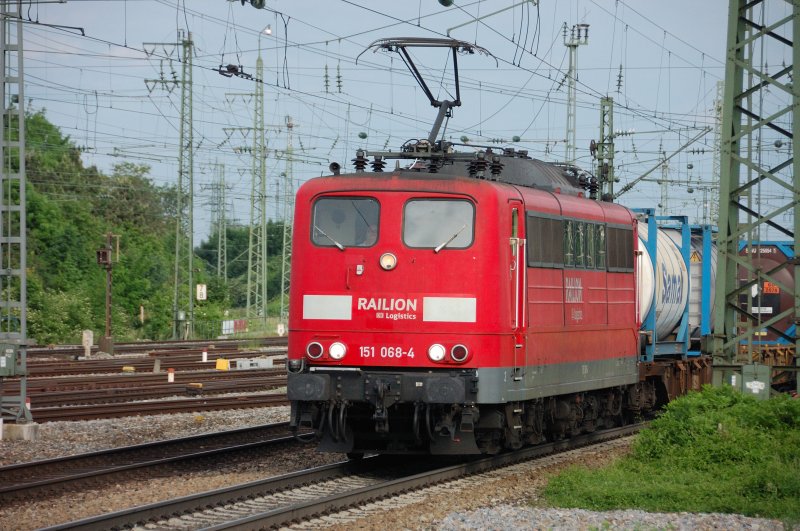 151 068-4 mit einem Tank-Containerzug bei Durchfahrt Mnchen-Pasing. 02.07.08