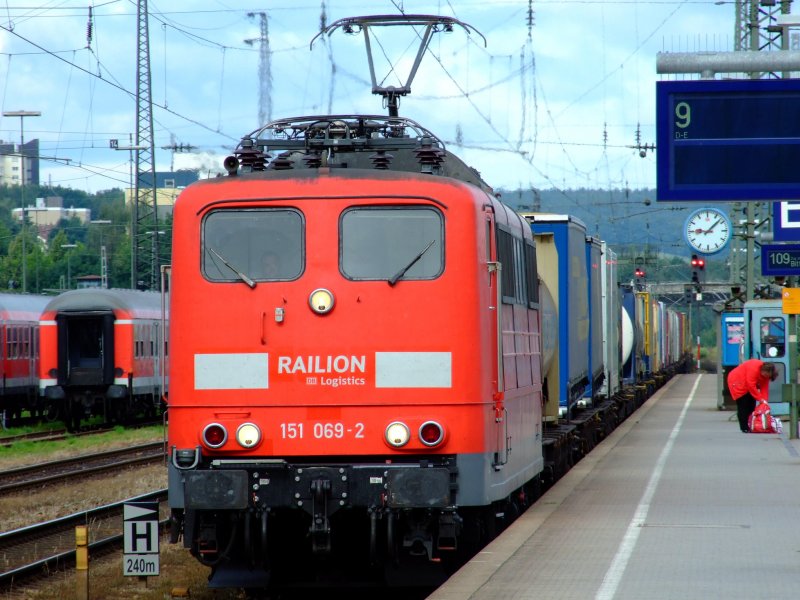 151 069 durchfhrt am 30.06.2007 den Bahnhof Regensburg Hbf Richtung Passau Gbf.