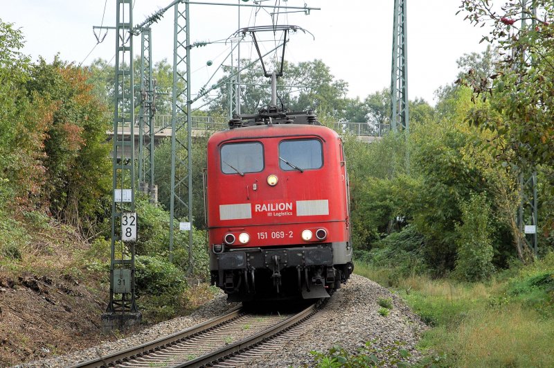 151 069 quietscht am 19.09.09 am B Xaver-Weismor-Str in Mnchen-Trudering um die Kurve