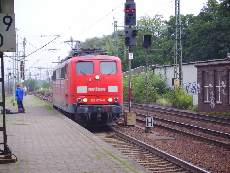 151 070-0 fhrt als Lz durch Hamburg-Harburg. 22.08.07