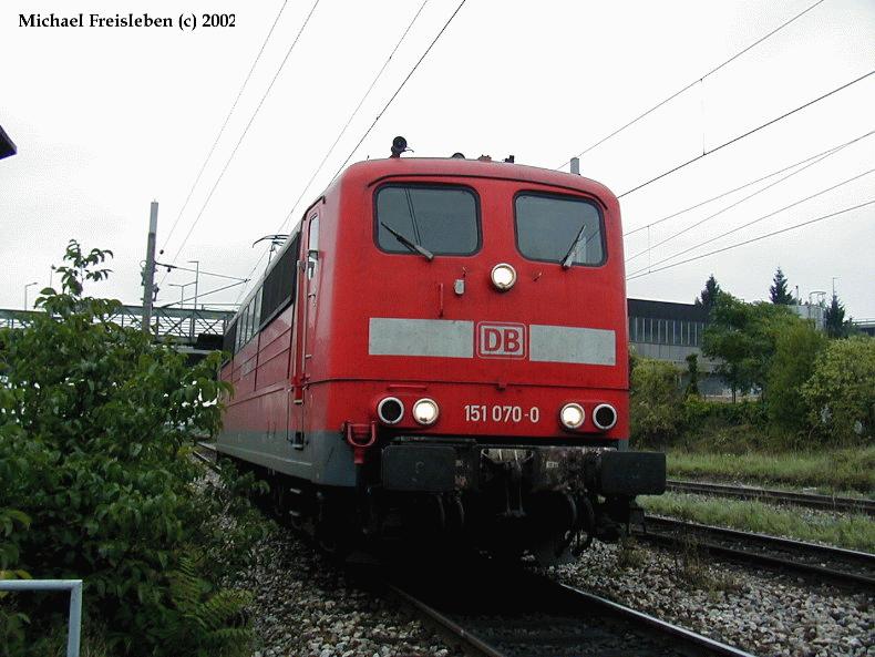 151 070 als Lokzug bei der einfahrt in den Wiener S�dbahnhof Ostseite, am 24-09-2002