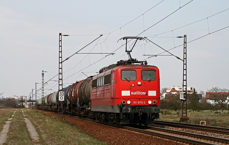151 070 befrdert am 1. April 2009 einen lzug ber die KBS 700 in Richtung Graben-Neudorf. Die Aufnahme entstand bei Wiesental.