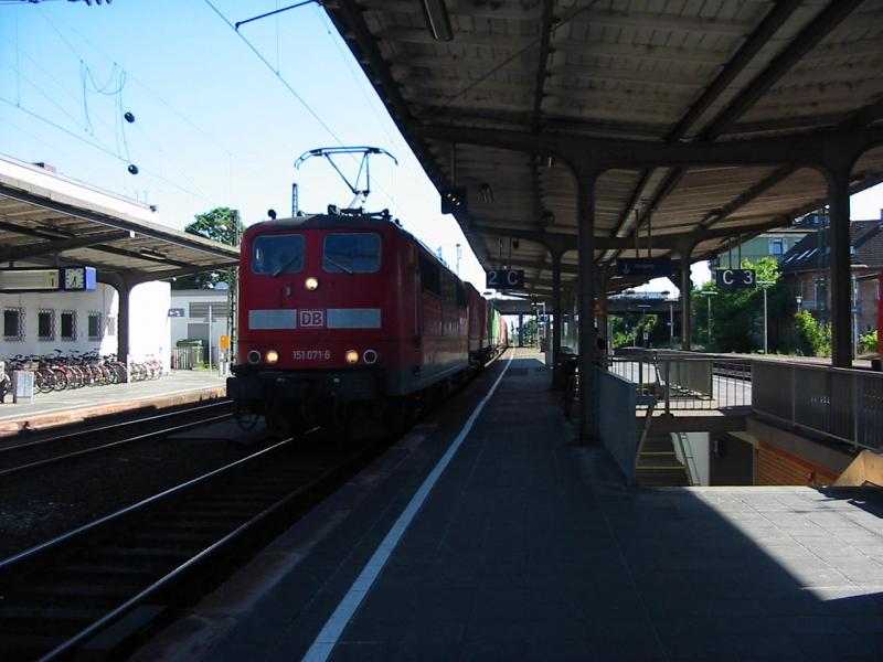 151-071 zieht einen schweren Contaierzug durch Weinheim (Bergstra�e).