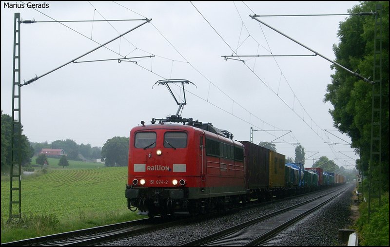 151 074 mit Gz gen Mnchengladbach als Umleiter an der ehem. Anrufschranke 6.6.2009