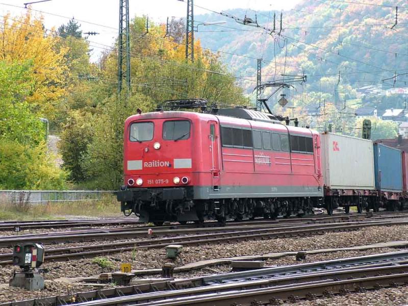 151 075-9  Railion  am neu verkehrenden IKE 50390 am 22.10.2005 
um 14.05 Uhr in Geislingen/Steige.