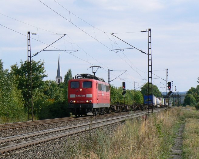 151 075 mit KLV-Zug im Maintal bei Thngersheim. Vor kurzem hat sie Wrzburg durchfahren. (21.8.2008)