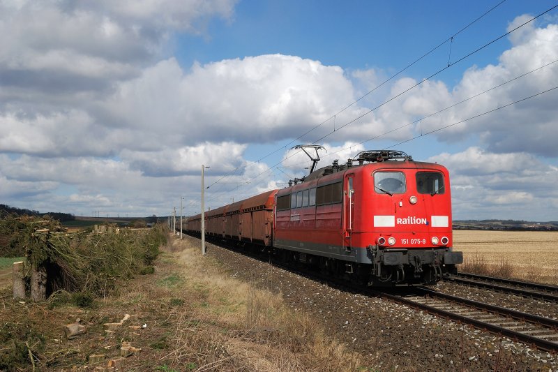 151 075 mit Kohlezug vor Ergolding (05.03.2008)