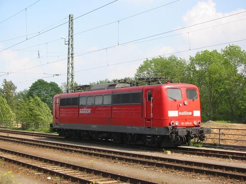 151 075 mit Railion-Logo am 15.05.2005 in Karlsruhe Hbf.