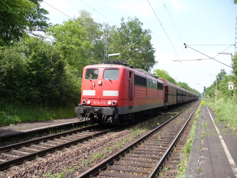151 077-5 durchrauscht mit einem  gemischten Gterzug tisheim. 26.07.2007. 