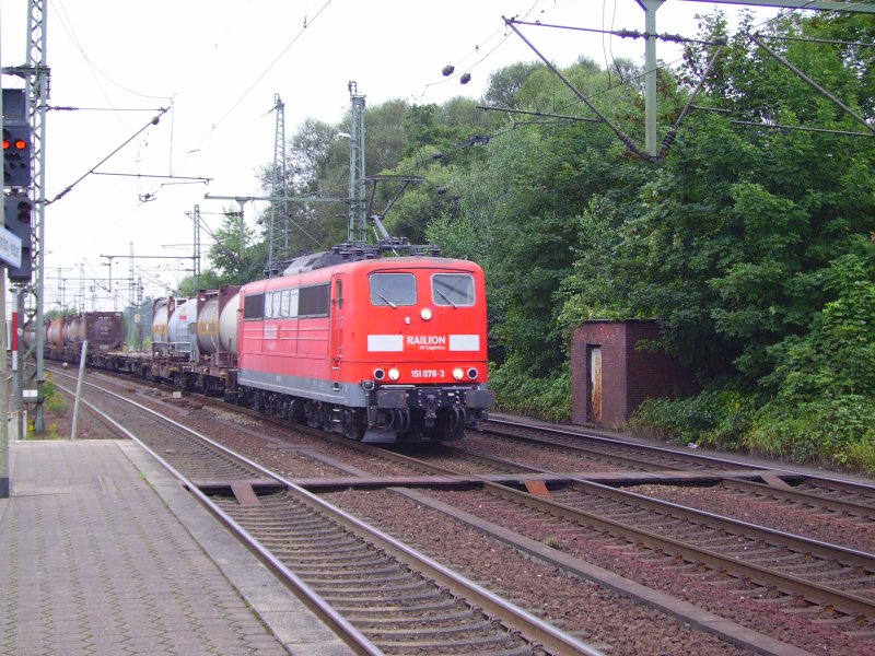 151 078-3 fhrt mit einem Gefahrgutcontainerzug Hamburg-Harburg. 22.08.07