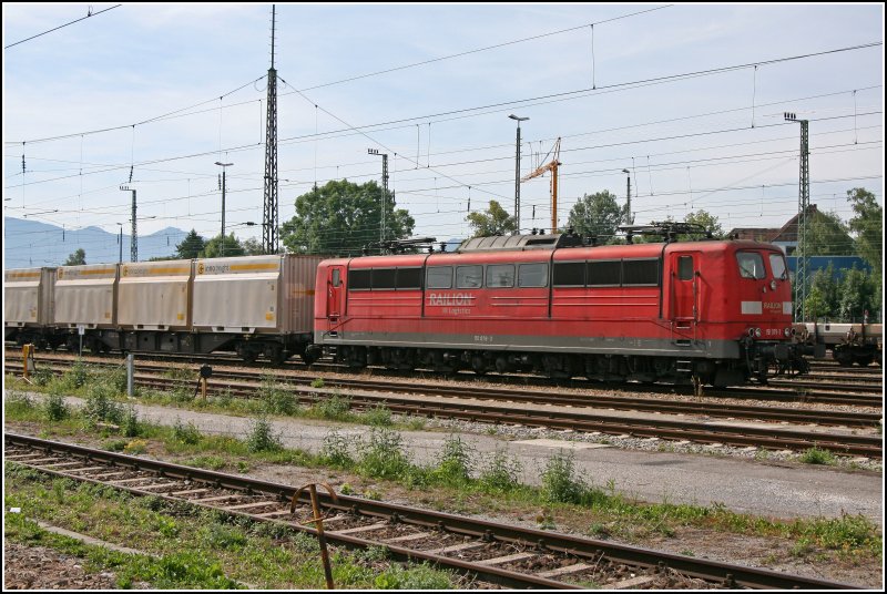 151 078 steht mit einen Holzhackschnitzel-Ganzzug, Richtung Ingolstadt, in Rosenheim auf den Nebengleis und verbringt dort ihre Sontagsruhe.  (01.07.07)