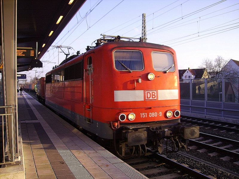 151 080-9 hat einen langen Containerzug im Schlepptau und befindet sich auf den letzten Metern nach Linden Gbf.
Entstanden am 12.12.06 vom erst vor kurzem erffneten Umsteigebahnhof Hannover-Linden/Fischerhof.