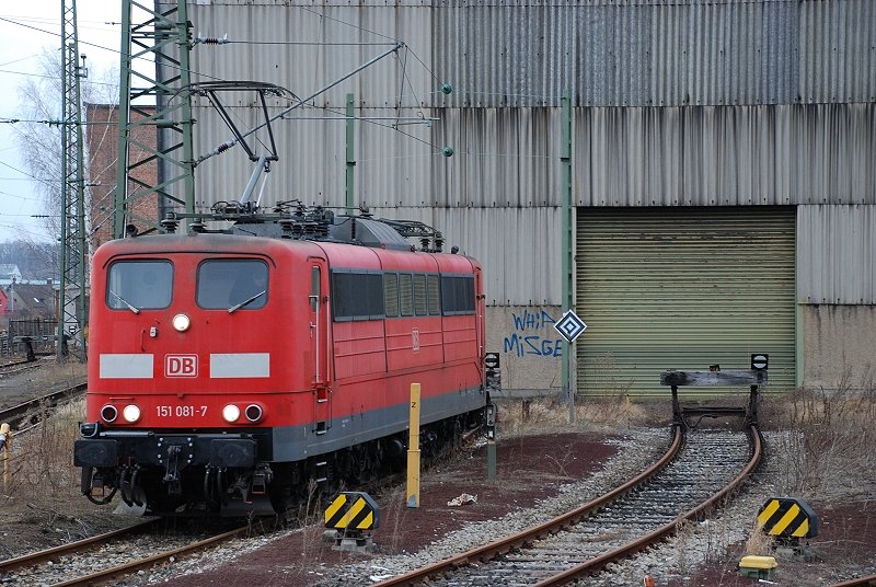 151 081-7 stand angebgelt und wartete auf die Rangierfahrt. Aufgenommen am 27.02.08 in Aalen.