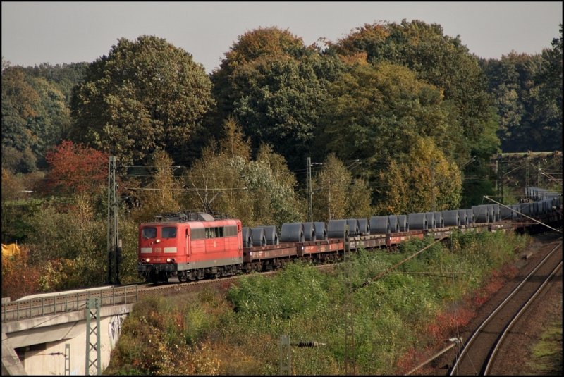 151 081 schleicht mit einem schweren Coilzug bei Kreuzungsbauwerk Abzw Stockumer Stra�e in Richtung Hagen. Ziel des Zuges ist Kreuztal. (13.10.2008)