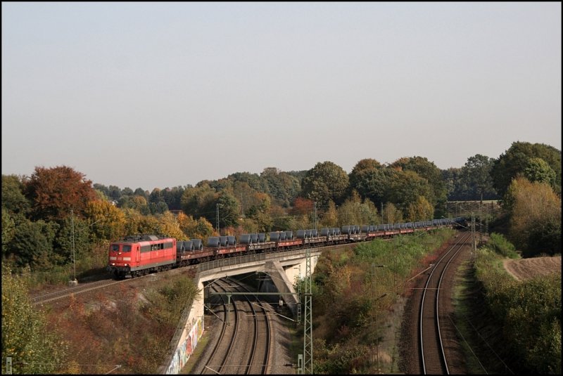 151 081 schleicht mit einem schweren Coilzug bei Kreuzungsbauwerk Abzw Stockumer Strae in Richtung Hagen. Ziel des Zuges ist Kreuztal. (13.10.2008)

