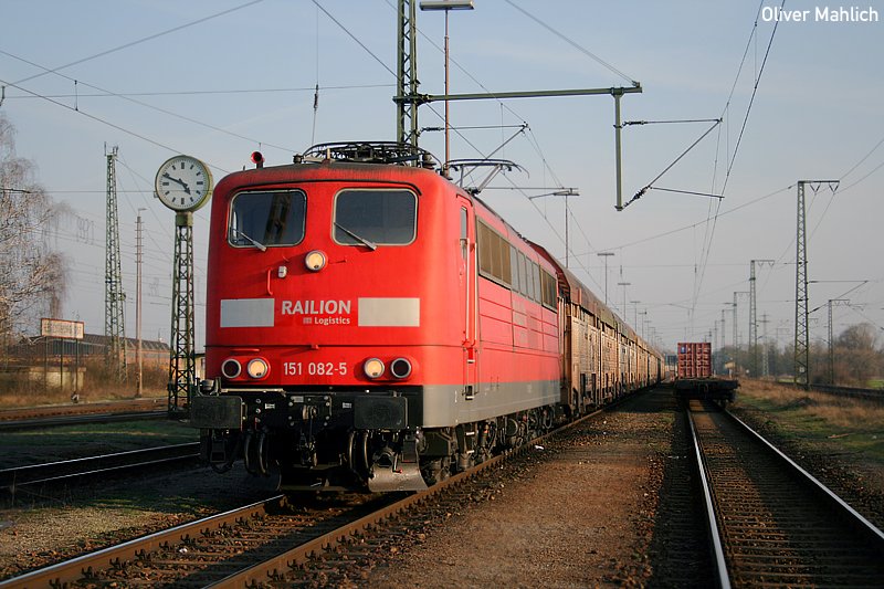 151 082 am 16. M�rz 2007 in Regensburg Ost.

Als Anmerkung: Dieses Foto wurde von mir aus dem Gleisbereich heraus aufgenommen, da ich der Lokf�hrer dieses Zuges war. 
ABER: ein nahezu identisches Motiv ist wenige Meter nebenan auch von einer �ffentlichen Stra�e und einer (etwa auf meiner Position) Stra�enbr�cke m�glich. ;-)