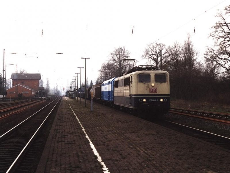 151 083-3 mit eine Gterzug auf Bahnhof Bohmte am 25-3-2000. Bild und scan: Date Jan de Vries.