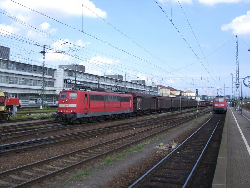 151 085 mit einem Gterzug in Regensburg. (14.08.2007)