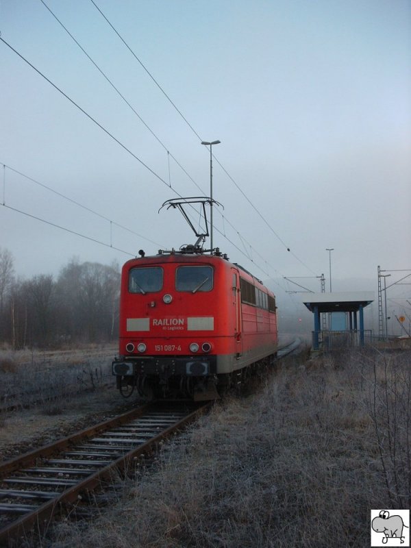 151 087-4 abgestellt im Bahnhof Pressig - Rothenkirchen (Landkreis Kronach). Die Lokomotive wird als Schublok ber die Frankenwald - Rampe genutzt. Das Bild entstand am Morgen des 25. Januar 2008.