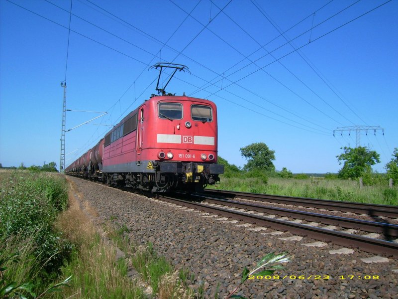 151 091 bespannt am 23.06.08 einen Kesselwagenzug. Fotografiert in Gr�fenhainichen. Auf meiner Stammstrecke ist die BR 151 ein sehr seltener Gast.